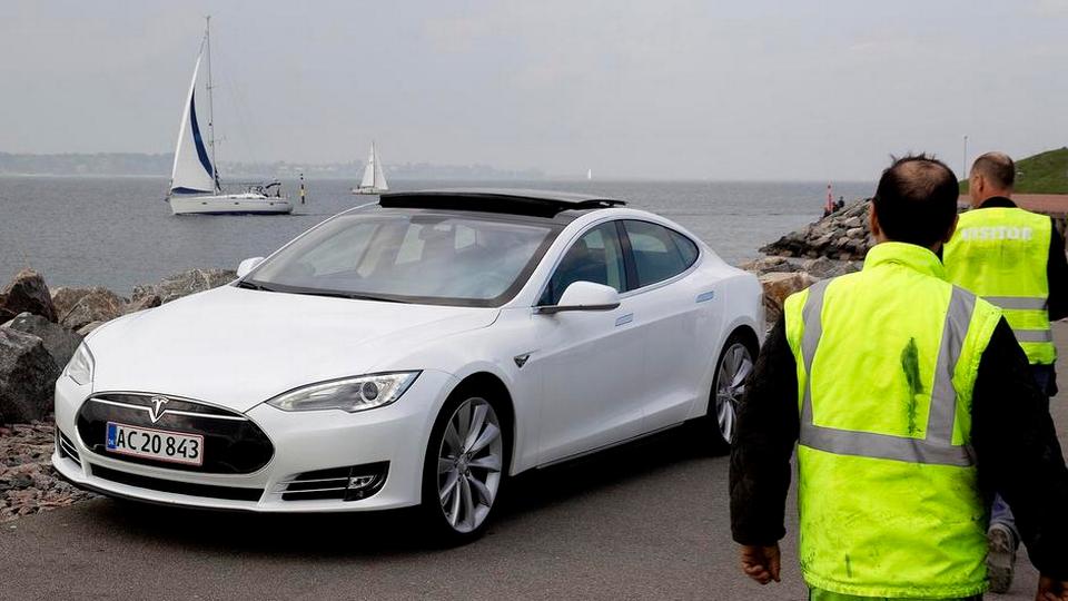 Afgifter kan stoppe salget af Tesla i Danmark politiken.dk